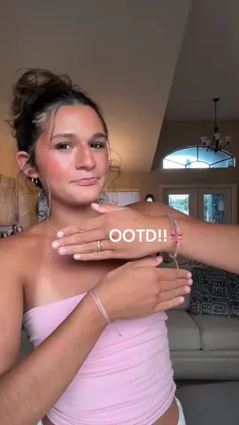 Full fit from @hollister !!☀️💕 #fyp #fyppage #goviral #viralvideo #hollister #pleasegoviral #fyppoppppppppppppppppppppppp #fypシ #TikTokTrends #secretaccount #viralcontent #summertime #trend #microinfluencer #OOTD #ootdinspo 