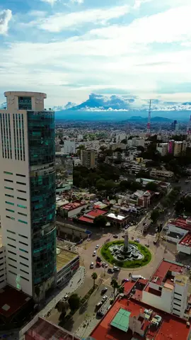 Un vuelo sobre la Av Juarez en Puebla, al fondo el Volcan Popocatepetl #volcan #popocatepetl #puebladezaragoza #dji 