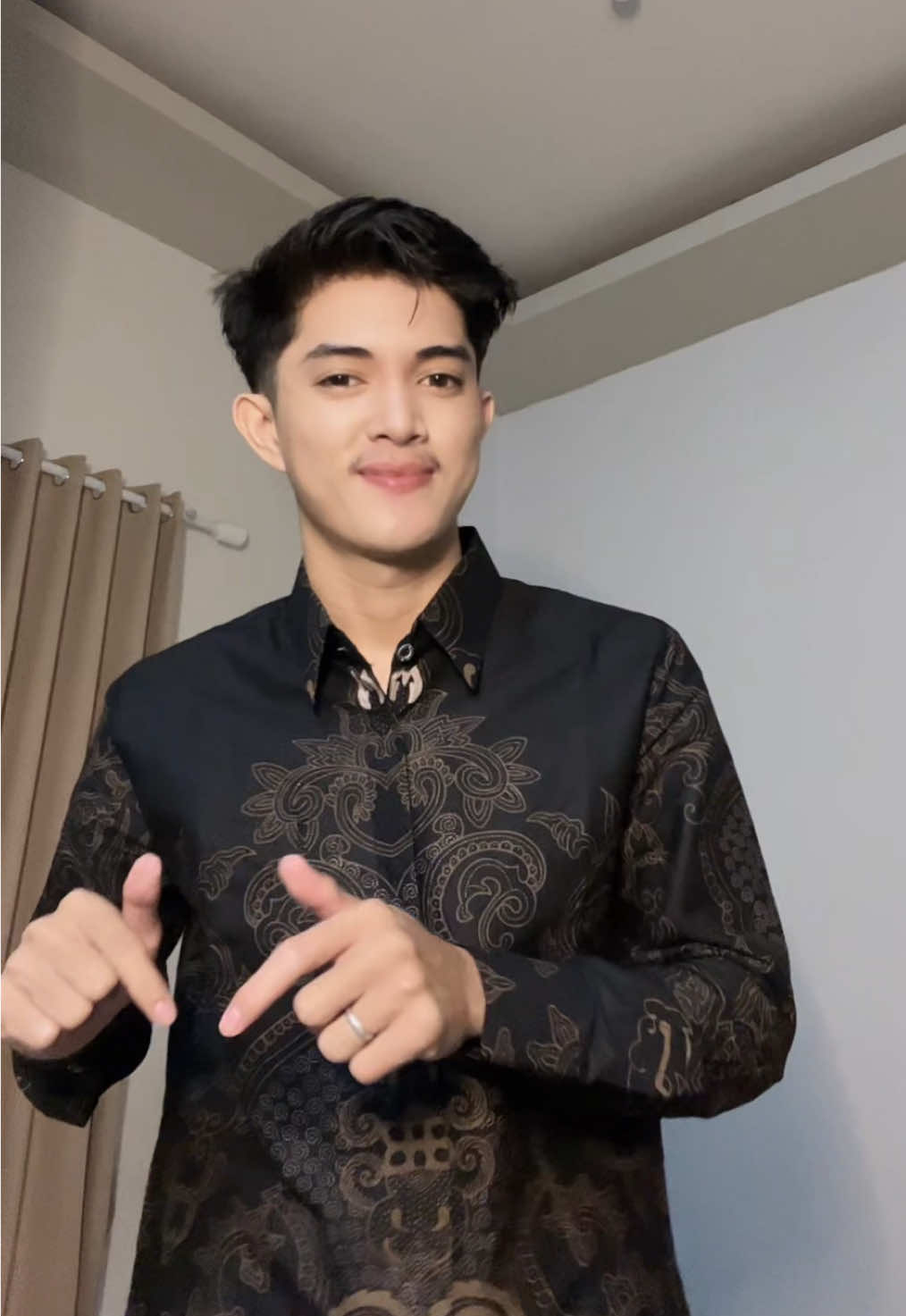 Batik kerennya ada di keranjang guys dari @batiklakhsana #fyp #fypシ #fypシ゚viral #fyppppppppppppppppppppppp #batiklakhsana #batikcowok #batikpremium #batikslimfit •⁠  ⁠OOTD ke kondangan/pesta •⁠  ⁠Mix & match batik look •⁠  ⁠Cerita tentang cinta batik lokal