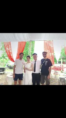 2 vị khách bất ngờ ghé ăn đám cứi Việt Nam :))) #tâybalo #wedding #đámcuoique 