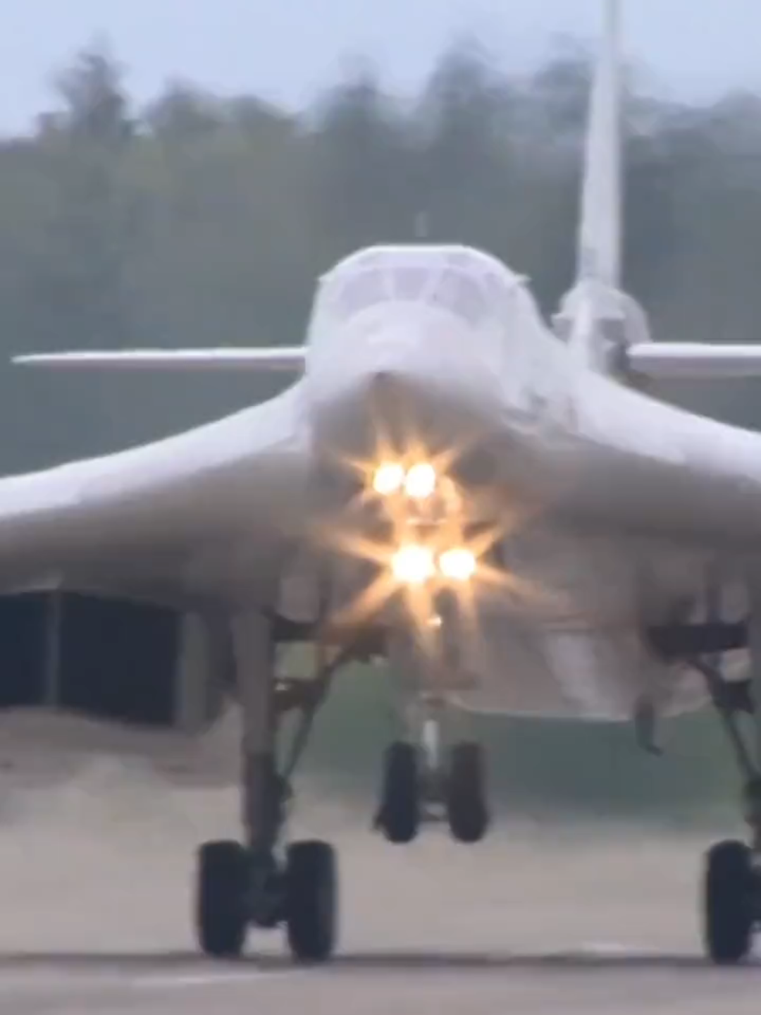 Tupolev Tu-160 adalah pesawat pengebom strategis supersonik sayap ayun buatan Uni Soviet, yang sekarang dioperasikan oleh Angkatan Udara Rusia.  #military #airforce #russian #unisoviet