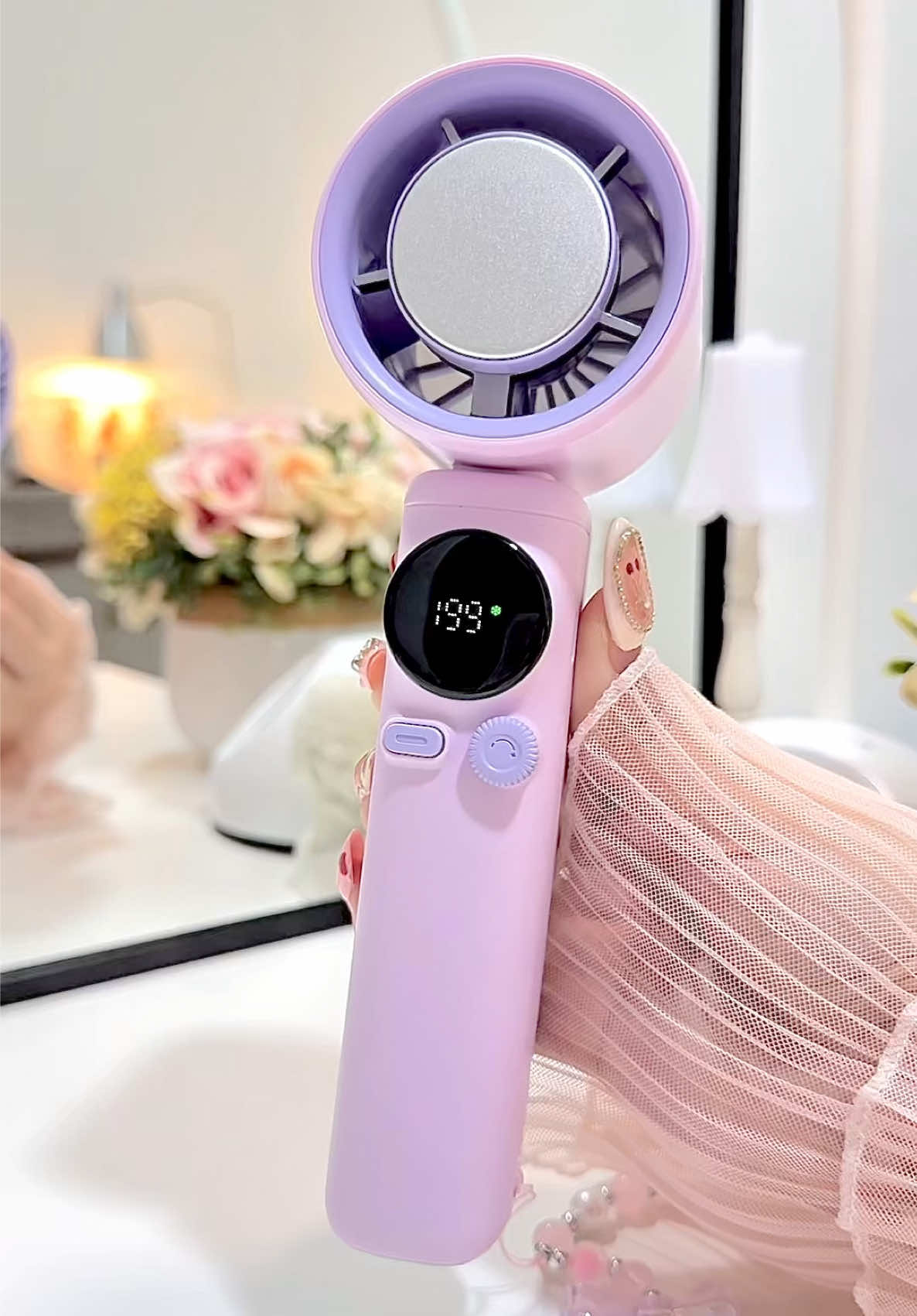 Sumpah anginnya dingin bgtt kyk AC karna ada mode pendinginnya dan anginnya super kencengggg bisa atur sampe kecepatan 199 plus batrainya awet pollll #kipasmini #kipasanginmini #kipashighspeed #highspeedfan #kipasdingin #coolingfan #fyp 