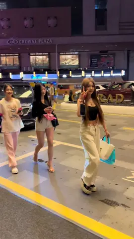 Những cô gái thượng lưu 18 tuổi ở Thượng Hải đích thân lên xe từ cửa khách sạn trông thật xinh đẹp. Red Bull thậm chí còn để các cô gái ngồi ở ghế sau cho thoải mái. Tôi thực sự ghen tị với cuộc sống của họ! #idealmega