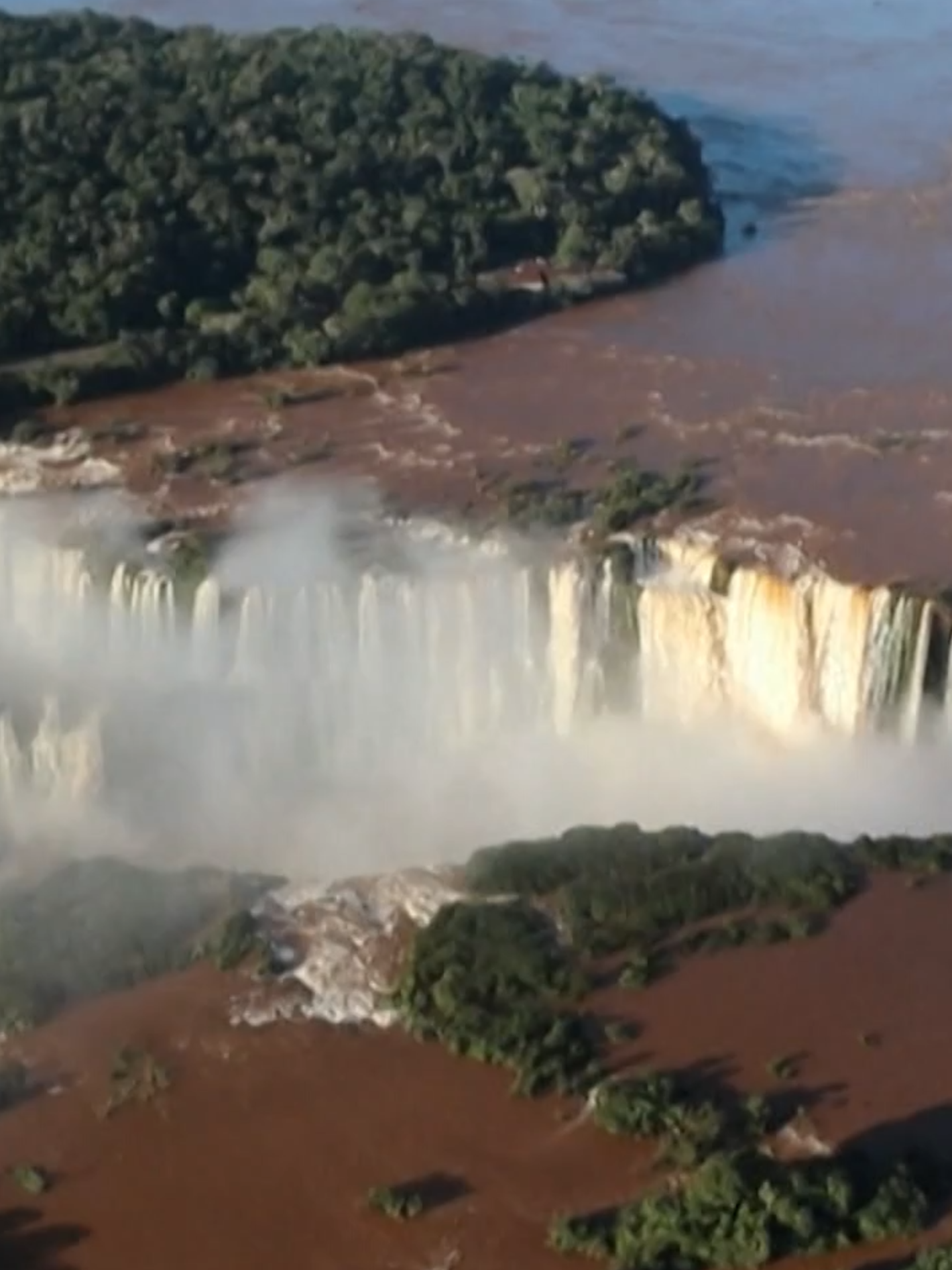 Un reciente informe de la UNESCO alerta que el cambio climático amenaza a más del 70 % del patrimonio mundial no marino. En Perú, la ciudad de barro de Chan Chan, en Trujillo, figura entre los sitios más vulnerables ante las intensas lluvias y posibles inundaciones.  [Mira el noticiero completo y 100% GRATIS -Solo Perú- en tvGO] [Link en la BIO ↑]