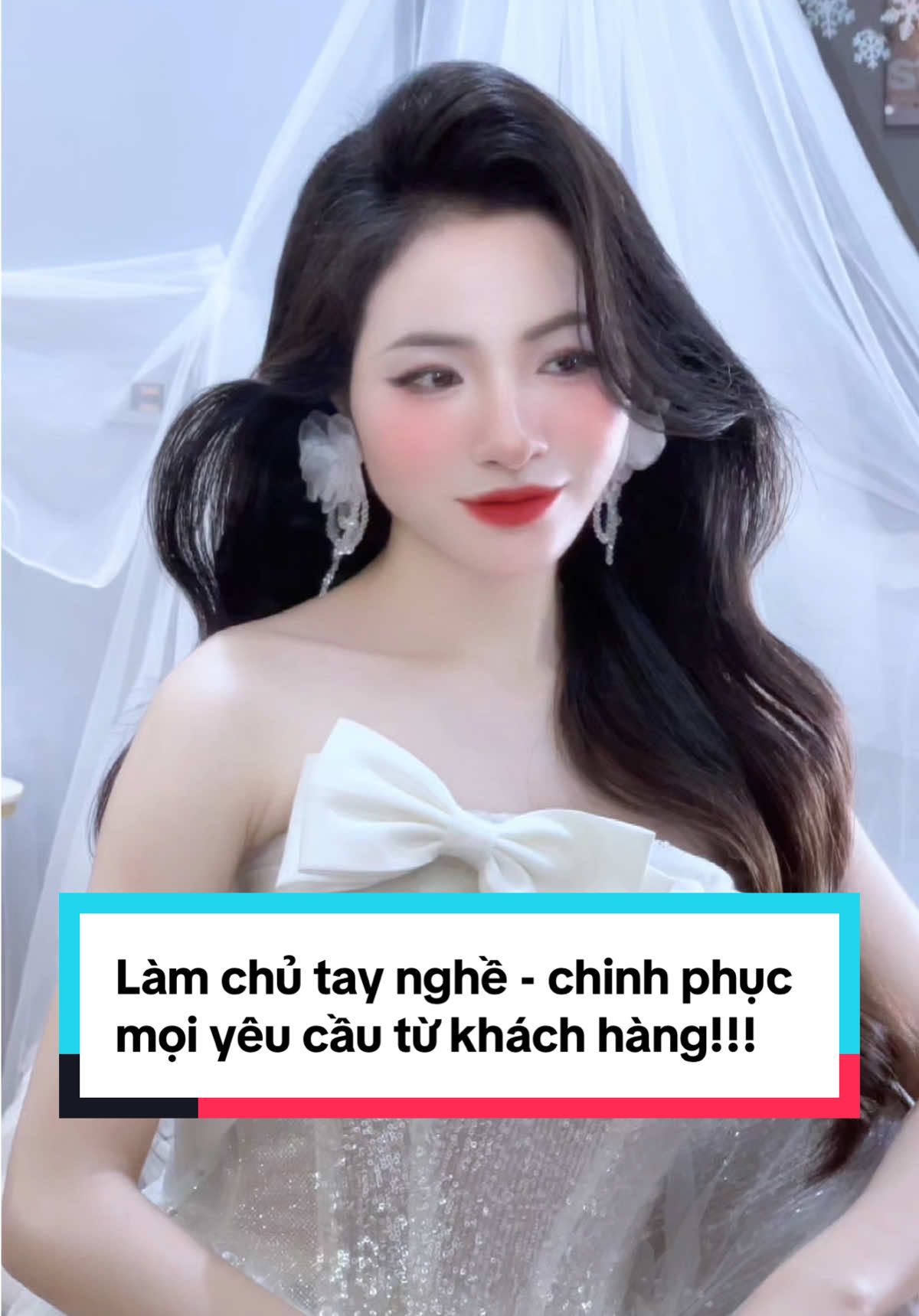 Không chỉ là học làm tóc - mà là hành trình làm chủ tay nghề, làm chủ phong cách để mỗi kiểu tóc bạn tạo ra đều đáng tiền và đáng nhớ ✨ Mỗi buổi học là một bước chuyển mình rõ rệt: 👉 Nắm chắc kỹ thuật cốt lõi 👉 Tự tin biến tấu theo từng khuôn mặt 👉 Được kèm sát, sửa từng thao tác nhỏ nhất Không học để biết  mà học để làm ra. Làm thật. Làm đẹp. Làm ra chất riêng của chính bạn 💥 🔥 Cập nhật liên tục xu hướng tóc ứng dụng - không phải chỉ để chạy theo thời thượng, mà để bạn làm chủ mọi yêu cầu của khách: từ bà sui, cô dâu đến khách tiệc khó tính nhất! P/s: Lớp Hà Nội và Sài Gòn mở liên tục, hẹn gặp bạn để hỗ trợ tốt nhấttt!!! #tocsong#tocungdung#loptocungdung#hoctoc#daytoc#toccodau#hanhphamhairstylist