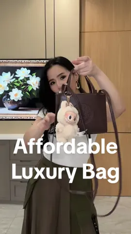 Affordable luxury is real! ✨ Akhirnya nemuin tas yang kualitasnya bagus, designnya unik tapi harganya masuk akal 🥹  Stigma kalau fashion items harus super duper mahal supaya keliatan bagus tuh salah besar! Albon bag dari @Official Christy Ng Indonesia ini bukti nyata kalau tas affordable bisa tetap bagus dan terlihat luxury 🙆🏻‍♀️ Dan sekarang mereka sudah ada di Tiktok Shop 🖤 #bagreview #christyng #rekomendasitas 
