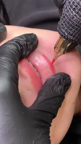 1 ca phun môi không thâm của em thường chỉ 2 màu, đơn giản he, 1 base- 1 nhấn, xong👌🥰 #phunmoi #khumoitham #thoainghipmuartist #phunxamthammy #moihat #petallips 