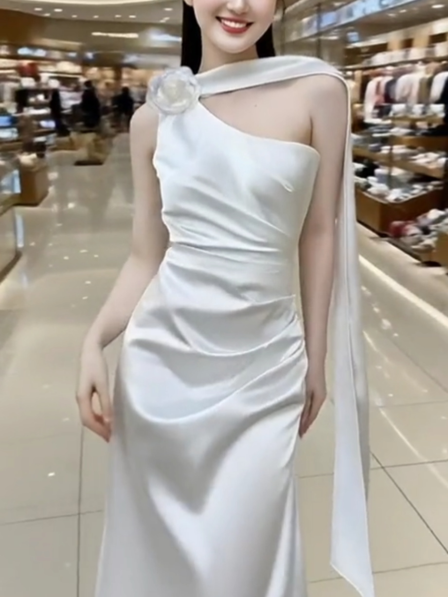 ✨ Váy lụa lệch vai, sang chảnh dự tiệc 💃 Đẹp mọi góc nhìn, tôn dáng chuẩn nàng thơ! #VayLechVai #VayDuTiec #ThoiTrangNu #PhongCachSangChanh #OutfitDuTiec 