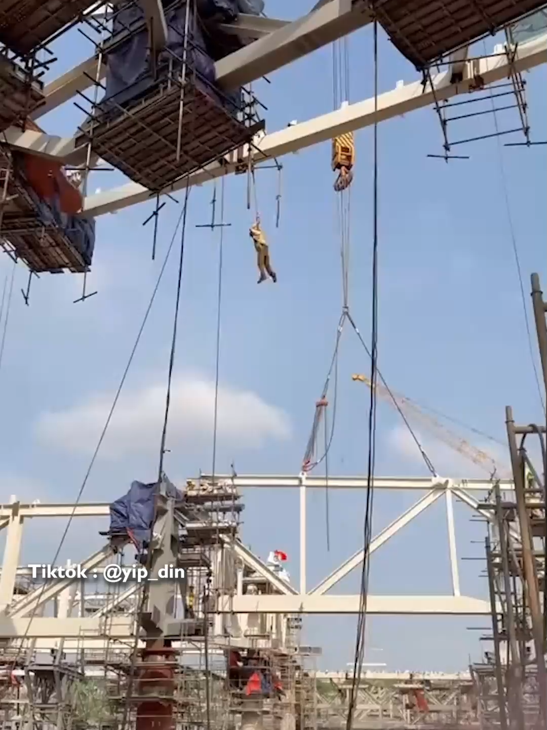 UNTUNG AJA PAKE BODY HARNESS😱 Inilah mengapa body harness sangat penting digunakan saat bekerja di ketinggian #isafers. Kebanyangkan kalo tidak memakai body harness gimana😞 Dan jangan pakai alat keselamatan kerja yang tidak bersertifikasi ya! Cek keranjang kuning sekarang!🛒 #fyp #fypシ #isafe #isafeid #bodyharness #industry