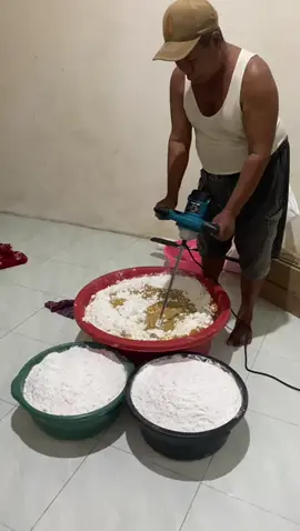 untung ada alat ini untuk meringankan pekerjaan dalam hal aduk mengaduk apa saja. #mesinpengaduktepung #pengaduksemen #pengadukcatdansemen 