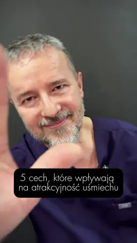🔍 5 cech, które wpływają na atrakcyjność Twojego uśmiechu 😁 🎥 @lek.dent.istvan.tanczos omawia kluczowe elementy, które mają realny wpływ na odbiór estetyczny uśmiechu: 🔹 Linia uśmiechu powinna naśladować krzywiznę dolnej wargi 🔹 Linia pośrodkowa między siekaczami centralnymi powinna pokrywać się z osią symetrii twarzy 🔹 Widoczność zębów – w pełnym uśmiechu powinny być widoczne zęby przednie oraz przedtrzonowce, a czasem także pierwsze trzonowce 🔹 Proporcje zębów – szerokość górnych jedynek powinna stanowić ok. 80% ich wysokości; idealna wysokość to 10,5–11 mm 🔹 Ekspozycja dziąseł – do 2 mm jest fizjologiczna; powyżej 3 mm mówimy o uśmiechu dziąsłowym (gummy smile) Nowoczesna stomatologia estetyczna nie ogranicza się jedynie do odbudowy utraconych struktur czy rekonstrukcji zwarcia. Coraz większy nacisk kładzie się na precyzyjne, wielowymiarowe planowanie leczenia, które łączy analizę funkcjonalną z estetyczną. 📲 Jeśli interesuje Cię ten temat, zaobserwuj nasz profil, aby być na bieżąco z kolejnymi materiałami edukacyjnymi 👇 #diamonddental #górakalwaria #antiaging #złoteproporcje #dsd #planowanieuśmiechu #stomatologiaestetyczna #metamorfozauśmiechu #beauty