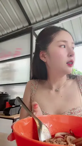 มีคนแย่งกินจ้า🍜