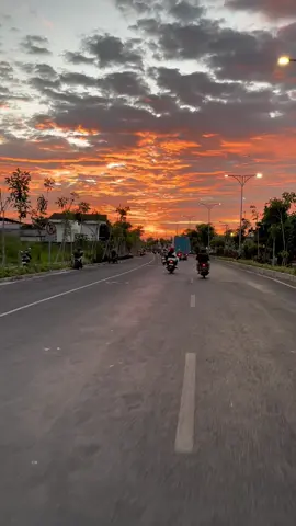 Senja ❤️ . . #surabaya #surabayaterkini #surabaya24jam #surabayabarat #senja #senjasorehari #sunset #sunsetlover #senjavibes #senjasore 