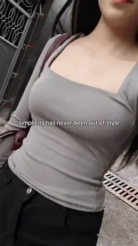 omw to slay the day wearing only the most basic top pero ang lakas maka sexy huy! 🤧🥰 #doubleliningtop #squarenecktop #doubleliningbasictop #squareneckdoublelining #OOTD #basictop 