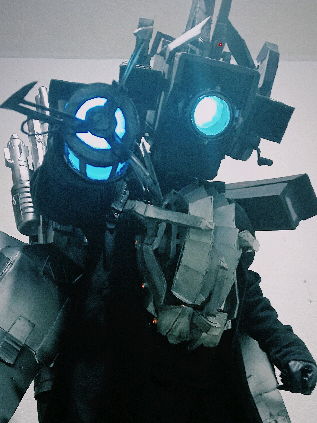 ¡Última actualización! Titan Cameraman Cosplay 100%. #fyp #foryoupage #apoyo #Cosplay #skibiditoilet #brainrot #titancameraman #Edit #famoso #carton #habilidades #paratiiiiiiiiiiiiiiiiiiiiiiiiiiiiiii #vir #viralvideos #tik #tok #blue #light #noche #mexico #mexico🇲🇽 #mexicantiktok #latam #gracias @DaFuq!?Boom! @¿!-𝗣𝗮𝗯𝗹𝗼ᴷᴾᴿᴸ-!? 