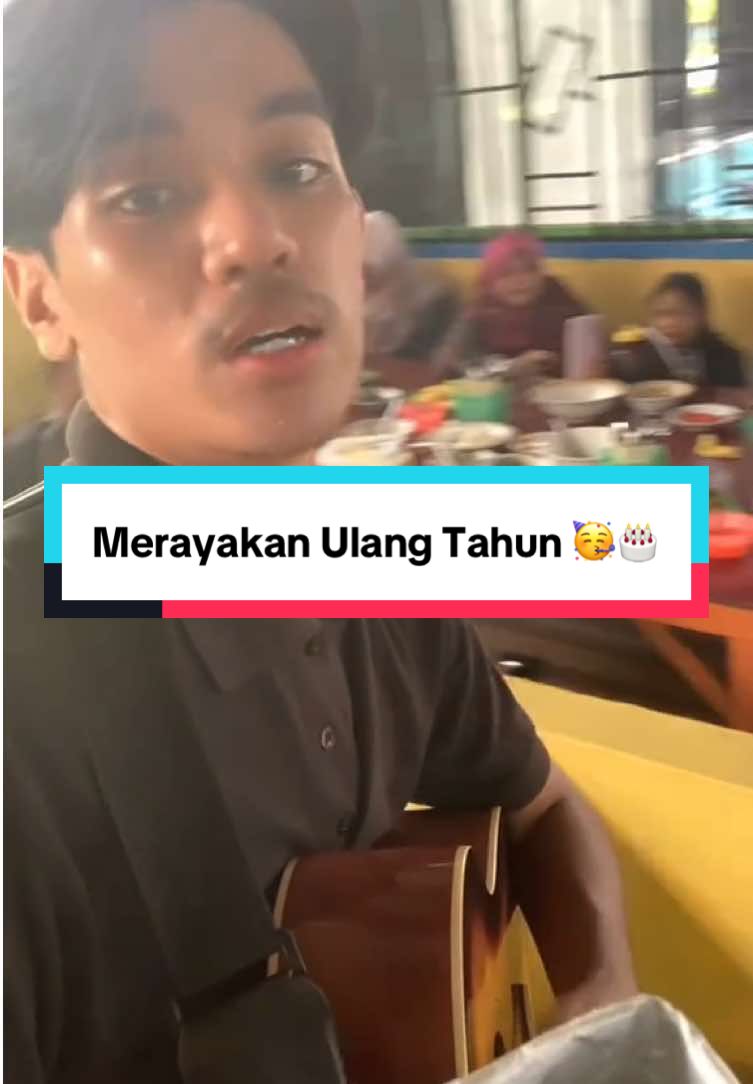 Baru mau mulai ngamen udah ada yg minta reqq lagu..  Alhamdulillah rejeki itu emg ga kemana … udah masuk kategori belum nih bg @Angga candra Lukita  #bismillahfyp #pejuangnafkah #fypシ゚viral #pengamen #fypp #sampaitutupusia #laguanggacandra #fypシ #pengamenviral 