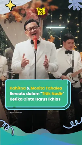 “Meski hatiku untuk kamu… dan hatimu tetap aku…” Baru denger dikit aja udah sesak 😭 Kahitna balik lagi nyentuh hati lewat single Titik Nadir, kali ini bareng Monita Tahalea. Lagu ini bukan cuma soal patah hati, tapi soal cinta yang harus dilepas, meski masih dipeluk di dalam diam. Perpaduan aransemen khas Kahitna dan suara lembut Monita bikin lagunya makin dalam kayak ngobrol hati ke hati sama seseorang yang nggak bisa kita miliki. Dan bagian bridge-nya? “Semakin aku menjauh, semakin jiwa tak bisa terpisahkan.” Nyeseknya halus, tapi nyata banget. Titik Nadir udah rilis di semua platform digital. Siap-siap tenggelam bareng. #kahitna #monitatahalea #titiknadir #lagupatahhati #newmusic #musicastudios #musikindonesia #cintatakharusmemiliki #timepopid #fyp #fypシ 
