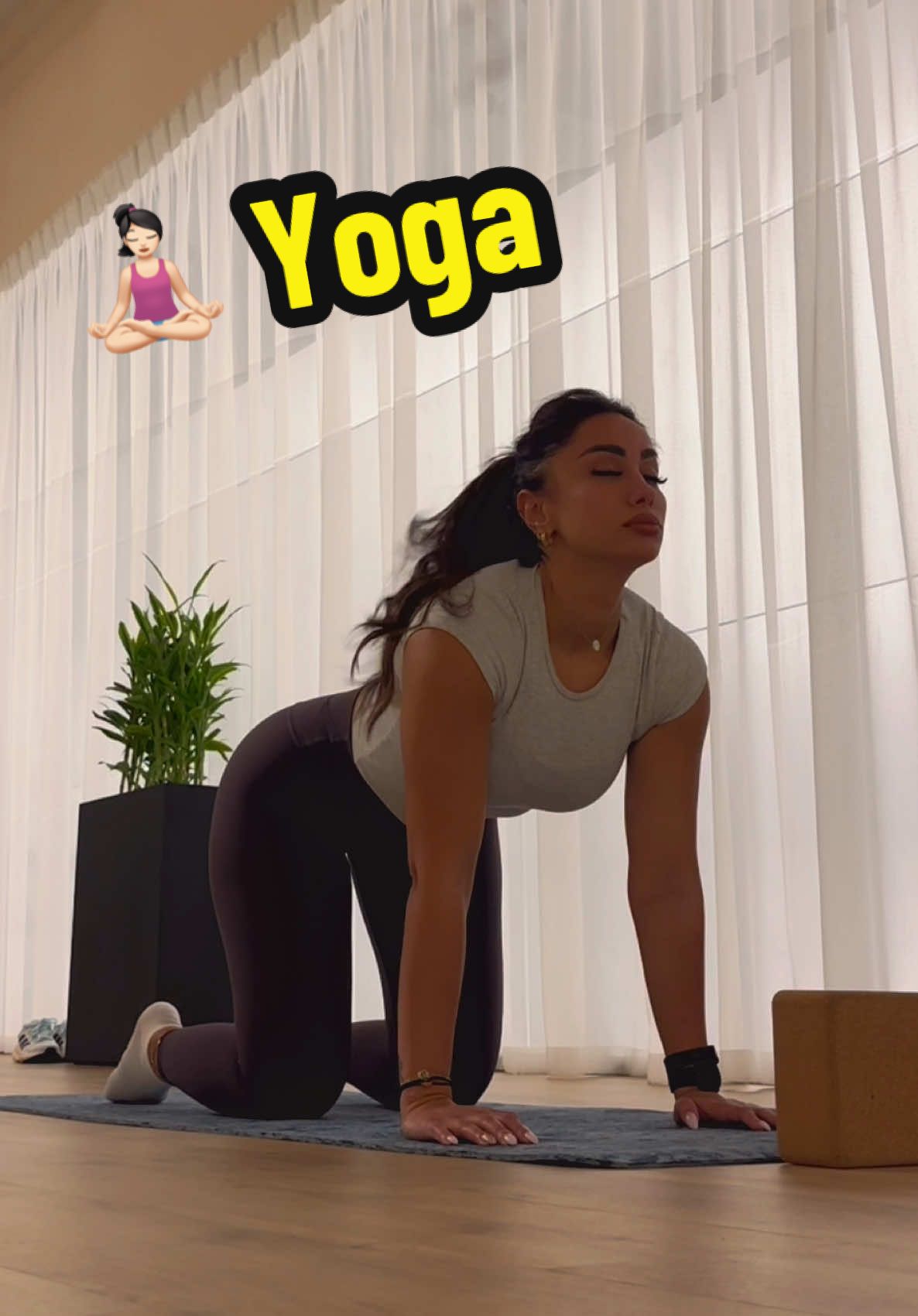 Morning Yoga 🧘🏻‍♀️ صباحووو جبتلكم تمرين تسوه أول ما تصحوا من النوم يلا قوموا اتحركوا  _____ #كوتش_بيان #yoga #morningworkout #goodvibes #yogaflow #yogapose #stretches #mobility #flexibility #fitbayan #absworkout #homeworkout 