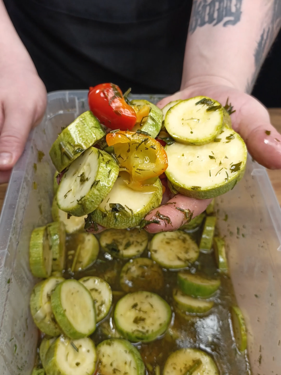 Маринованные кабачки Ингредиенты:👇🏾 - Кабачки 1,5 кг - Сладкий перец 400г - 4 зуб чеснока (Добавляйте по вкусу) - Укроп, петрушка (пучок) - ДЛЯ РАССОЛА - 1л воды  - 100г сахара - 1ст. Л соли  - перец горошком - пол ч.л чёрного перца - пол ч.л красного перца - 2 ст.л подсолнечного масла - 4 ст.л уксуса 9% (кислоту регулируйте по вкусу Кабачкам даём остыть и отправляем в холодильник на ночь. #кабачки #кулинарныйтикток #просто #рецепты #простойрецепт #кабачкирецепт #закуска 