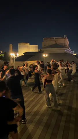 💃🔥 Gecəni bachata ritmləri ilə isidək! Enerji dolu rəqslər, unudulmaz musiqi və rəngarəng atmosfer… RoofTop Baku 📱+994 55 202 52 00(WhatsApp 📍 Neftçilər prospekti, Qız qalasından bulvara gedən yolda(Promenade otelin 4-cü mərtəbəsi) ⠀ #rooftoprestaurant 