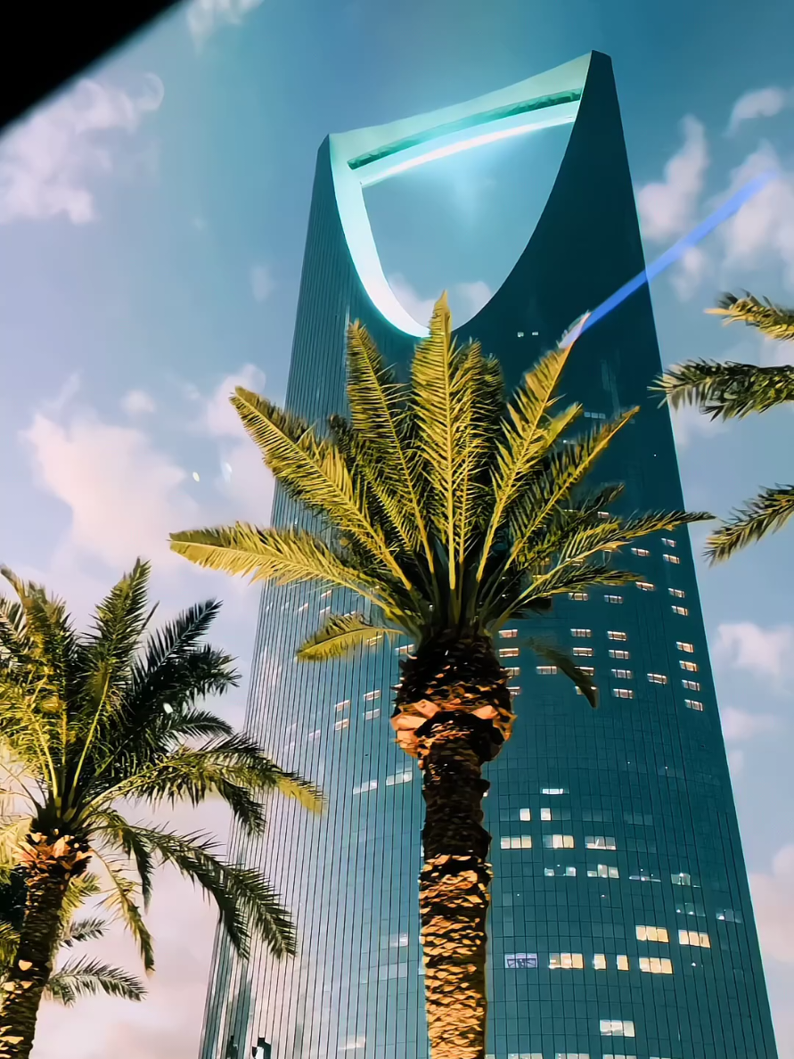 Kingdom tower Saudi Arabia Riyaz City #saudiarabia #Riyaz #kingdomtower #fypシ゚ #faryoupage #tiktok #newtrend #faryou #skkhan #CapCut #viral #pageforyou #ksa 