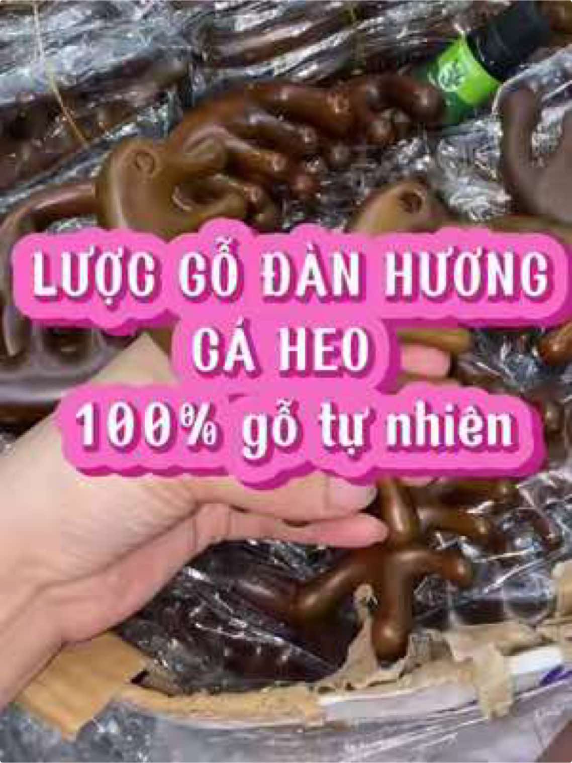 Lược gỗ đàn hương cá heo nhà em đã về hàng 100% gỗ tự nhiên, cầm siêu chắc tay, vẫn gỗ rõ nét  MUA 1 TẶNG 1 Chốt đơn sớm để nhận lược đẹp + quà tặng nha ❤️ #luocgo  #luocgodanhuong #luocmassage #yourloveVietNam #lamdep #trending  #fyp 