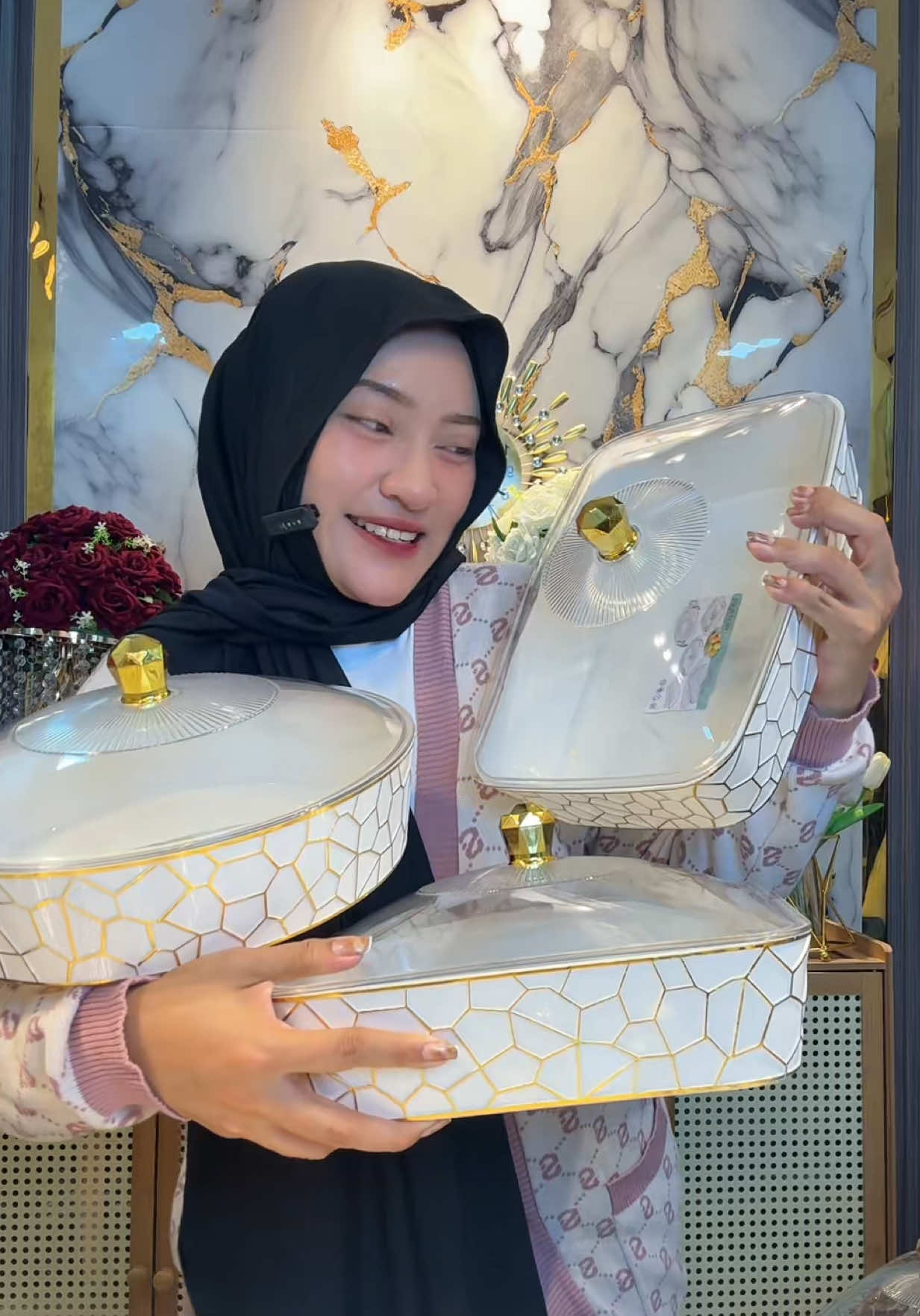 Punya acara di rumah tapi wadah makanan cuma panci & baskom? Stop, sekarang waktunya upgrade biar kayak hotel! Ini dia set prasmanan mewah yang bisa bikin meja makan kamu langsung keliatan elegan. Satu set matching, estetik, dan cocok buat sajian acara besar, arisan, open house, pengajian, sampai hari raya! Nggak cuma cantik, tapi juga praktis dan bisa dipakai berulang. Rumah biasa aja langsung berasa vibes hotel bintang 5. Wajib banget punya sih!”. . . #prasmanan #prasmananset #setprasmanan #setprasmananmurah #setprasmananplastik #prasmananmurah #prasmanansetplastik #Guncang66SpesialGajian #cuantanpabatas #WIBGAJIAN #satukontentiaphari #wibgajian #guncang66 