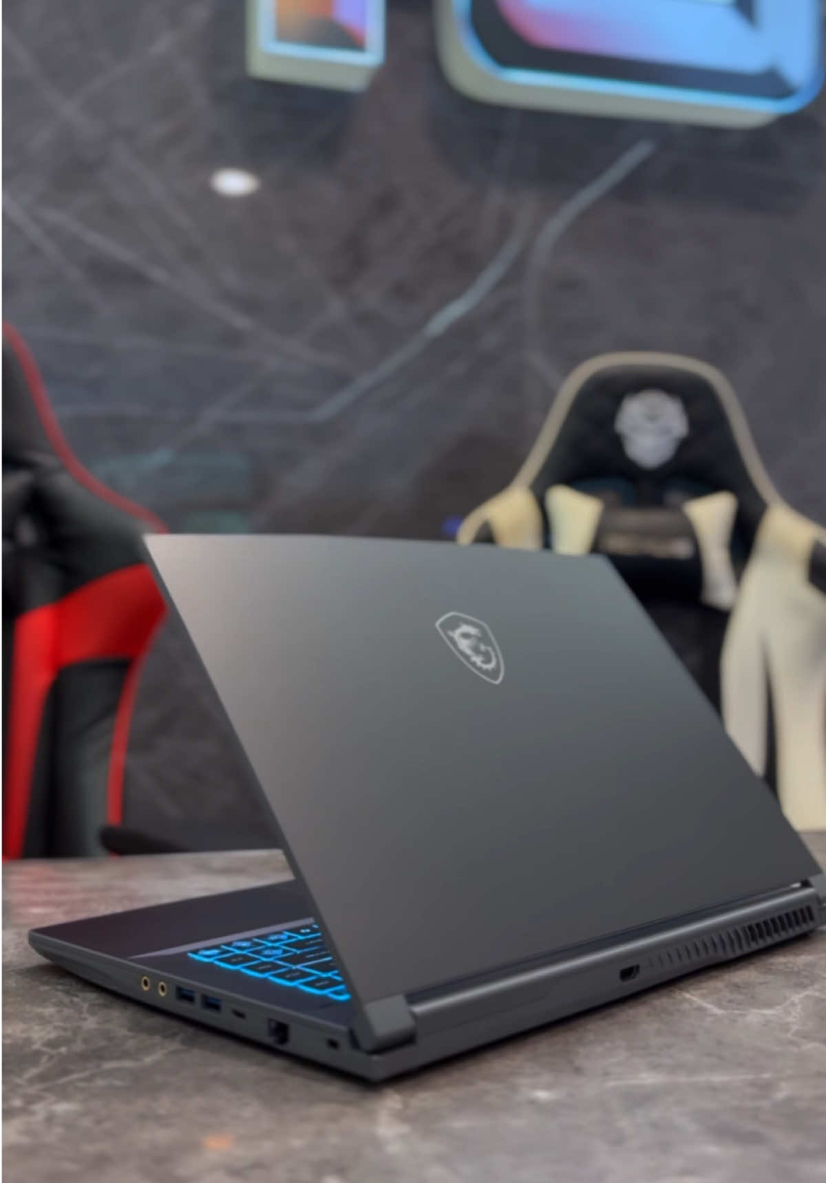 🩸MSI Thin A15 B7UC🩸( Fullset Tas Original ) Masih Garansi Resmi Sampai ( Februari 2027 ) Masih 19 Bulan🔥 Untuk Kebutuhan Gaming Editing / Design Grafis & Rendering Jos Siap Hajar 👍 VGA Menggunakan ( RTX 3050 4 GB DDR6 )🔥 Tampilan Mewah + Body Slim Series ! Keyboard Nyala Lampu ( Warna Biru ) Led 15.6