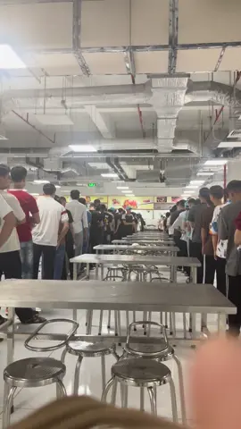 Canh xếp hàng ăn cơm công ty #bydphutho #phutho #khucongnghiep #dailoanvietnam🇹🇼🇻🇳 #dailoan🇻🇳🇹🇼 #cungunglaodongphothong #giaitri 