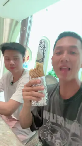 Mọi người ai muốn ăn Taco bò sốt Lê thì liên hệ em mình @Nam Vlog  nhé.   Ngon lắm luôn á. Quá dễ với Niu 