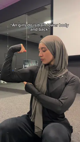 Always advocating for strong girls here ✨  This is your sign to not be afraid of training upper body 🎀 Delts and biceps >> . . . . . . . . . . #gymgirl #hijabigym #Fitness #modestandproud #hijabi #muslimgirl #strenghttraining #upperbodyday #stronggirlsclub #strong #disciplined 