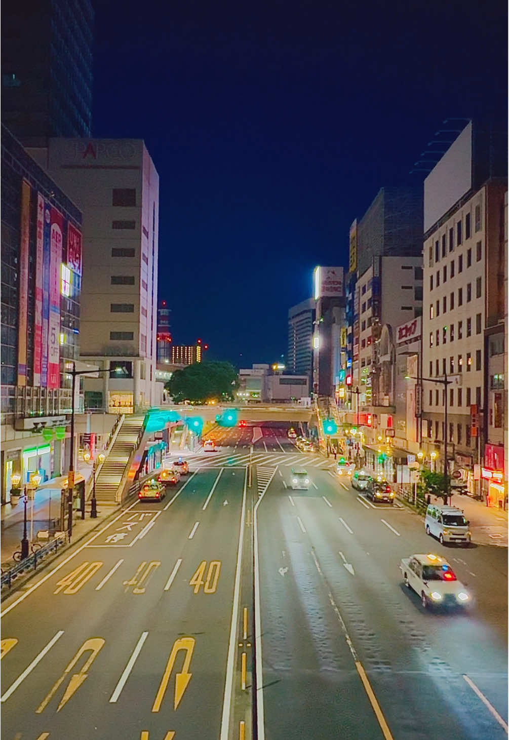 街灯の明かりが孤独な影を落とし非日常的な雰囲気が漂う深夜の風景📷 #美しい風景 #絶景 #夜景 #仙台 