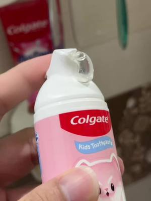 Kem đánh răng Colgate cho trẻ em Fluffy hương dâu, dạng nhấn dễ sử dụng #ongchugia #kemdanhrang #colgate 