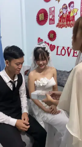 Tặng 2 bạn món quà cưới thôi mà có gì đâu mà 2 bạn mồm chữ O mắt chữ A🤣 #75huế #fypシツ♡ #fypシ @Rùa 🐢 