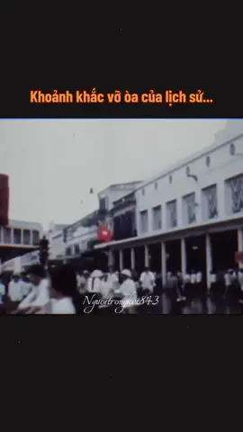 Hà Nội, trưa 30/4/1975, thành phố không còn là hậu phương tĩnh lặng nữa. Những con đường rợp bóng xà cừ bỗng như đông cứng lại trong một khoảnh khắc: các bà mẹ đứng lặng bên hiên, cụ già chống gậy dưới bóng cây, người thanh niên vừa đạp xe chở hàng tới ngã tư Tràng Thi – tất cả đều dừng lại, ngước lên. Chiếc loa phóng thanh treo trên cột điện cất tiếng. Không ai bảo ai, mọi bước chân đều ngưng, mọi ánh mắt hướng về một nơi: giọng nói phát ra từ một giọng nữ quen thuộc – trầm ấm, xúc động, như chảy qua từng thớ gạch, vỉa hè, mái ngói phố cổ. “Chiến dịch Hồ Chí Minh toàn thắng… Sài Gòn đã hoàn toàn giải phóng… Đất nước Việt Nam hoàn toàn thống nhất…” Chỉ vài câu nhưng như sét đánh giữa trời quang. Trong một khoảnh khắc kỳ lạ, Hà Nội nín thở. Không tiếng còi, không tiếng xe, không tiếng rao hàng. Thành phố dừng lại. Rồi bất ngờ, tiếng vỡ òa vang lên. Từ đầu phố đến cuối ngõ, từ mái nhà nhỏ ở Hàng Trống đến quảng trường Ba Đình rộng lớn, tất cả như bung nở. Tiếng hò reo. Tiếng khóc. Tiếng cười. Tiếng người gọi nhau í ới, ôm nhau giữa đường như ruột thịt. Lá cờ đỏ sao vàng được kéo từ đáy tủ lên, phất phới giữa trời trưa nắng. Cụ già ôm lấy con cháu mà khóc. Người lính về phép cởi mũ, đứng nghiêm, đưa tay chào Tổ quốc. Ở băng ghế hồ Gươm, một nhóm sinh viên quốc tế nắm tay hát vang. Trong phòng thu của Đài Tiếng nói Việt Nam, phóng viên vẫn trực chiến, ghi lại từng âm thanh: tiếng loa phát bản tin, tiếng pháo tay từ mọi góc phố, tiếng trống hội rộn ràng vang lên từ những làng ngoại thành dội về trung tâm. Tiếng loa hôm đó không chỉ là âm thanh. Nó là lửa. Là nước mắt. Là khát vọng nghẹn ngào suốt 21 năm chia cắt. Là lời hẹn ước cha ông gửi gắm trong từng giọt máu hi sinh. Và là bản anh hùng ca mở đầu cho một kỷ nguyên mới: kỷ nguyên thống nhất, kỷ nguyên nhân dân làm chủ, kỷ nguyên mà dân tộc này viết tiếp tương lai bằng chính đôi tay mình. Không ai còn nhớ rõ gương mặt phát thanh viên. Nhưng không ai quên được giọng nói ấy. Giọng nói đã xé toạc màn đêm chia cắt, gọi cả một dân tộc bước ra ánh sáng. Và Hà Nội – trái tim đỏ của Tổ quốc – đã vang dội trong giây phút lịch sử, bằng tất cả máu, lệ, tiếng cười và tiếng hô vang: “Toàn thắng rồi! Việt Nam đã toàn thắng!” #trending#lichsu#nguoikesu#History#viralvideo#cnxh#sucmanhquansu#theodonglichsu#viral#chunghiaxahoi#camxuclichsu#vietnamhungcuong 