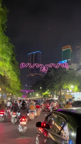 view tunjungan emang ga pernah gagal cuma minusnya macet 🥴 #tunjunganplazasurabaya #surabaya #surabayatiktok #view #citylights #kotapahlawan🐬🐊 #fyppp 