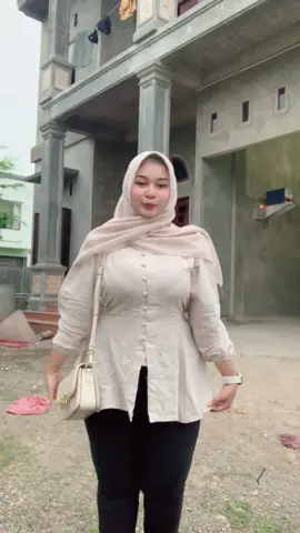 Jangan salfok baju nya,maklum mak satu anak masih di gendonggg,jadinya kusut🥴