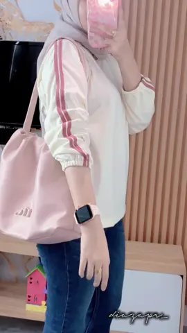 Kaos by @Nabilaze studio tas by @MOSSDOOM jeans shoes by @Bostanten #outfitideas #blouse #kaoswanita #kaosnabilaze #mossdoom #bostanten #pinkoutfit #outfitinspo 