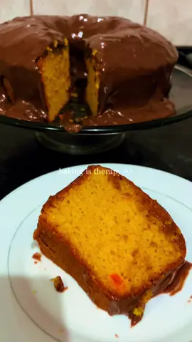 Bolo de cenoura 🥕 🍰 2 cenouras médias (ou 250gr) 4 ovos  125ml de óleo  1 xícara e meia de açúcar  2 xícaras de farinha de trigo (ou 480gr) 1 tampinha de fermento  Modo de preparo:  Bater os ovos, óleo e cenoura no liquidificador; em seguida juntar com os secos: açúcar e farinha, não precisa mexer demais, incorporando já pode adicionar o fermento e mexer delicadamente.  Unte a forma da sua preferência, e leve o bolo para assar.  **40 min de forno pré aquecido a 180°C.  #bolodecenoura #receitasimples #tiktokviral #receitaparaofrio #CapCut 