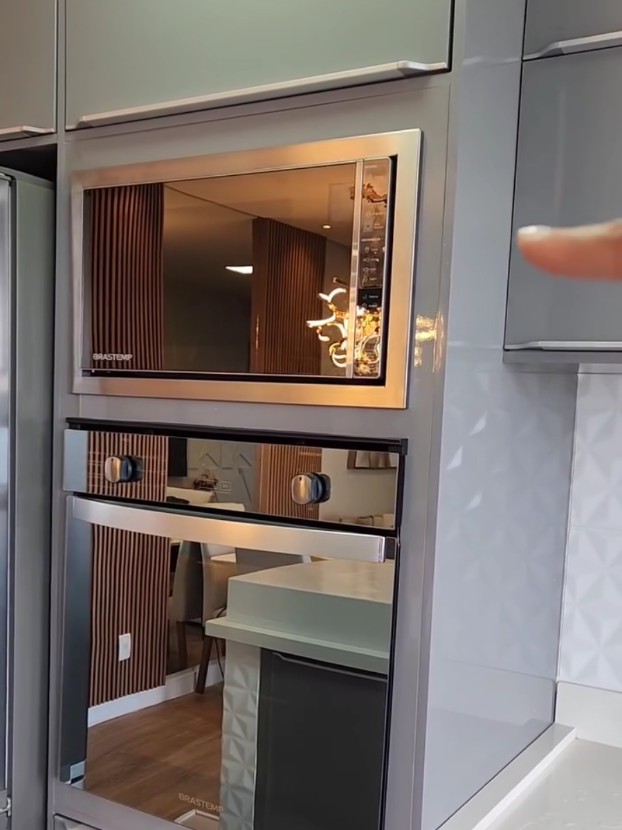 Nesse projeto, usamos o aparelho que a cliente já tinha e o resultado ficou incrível — porque o segredo está no planejamento. ✨ ✔️ Respeitamos as distâncias ✔️ Garantimos a ventilação ✔️ E cuidamos de cada detalhe técnico! Dá pra ter estética, segurança e funcionalidade mesmo com o que você já tem em casa! 💡 #arquitetura #projetodeinteriores #torrequente #microondas #cozinhaplanejada #apartamento #obrareal #arquiteta #priscilabragaarquitetura #creatorsearchinsights 