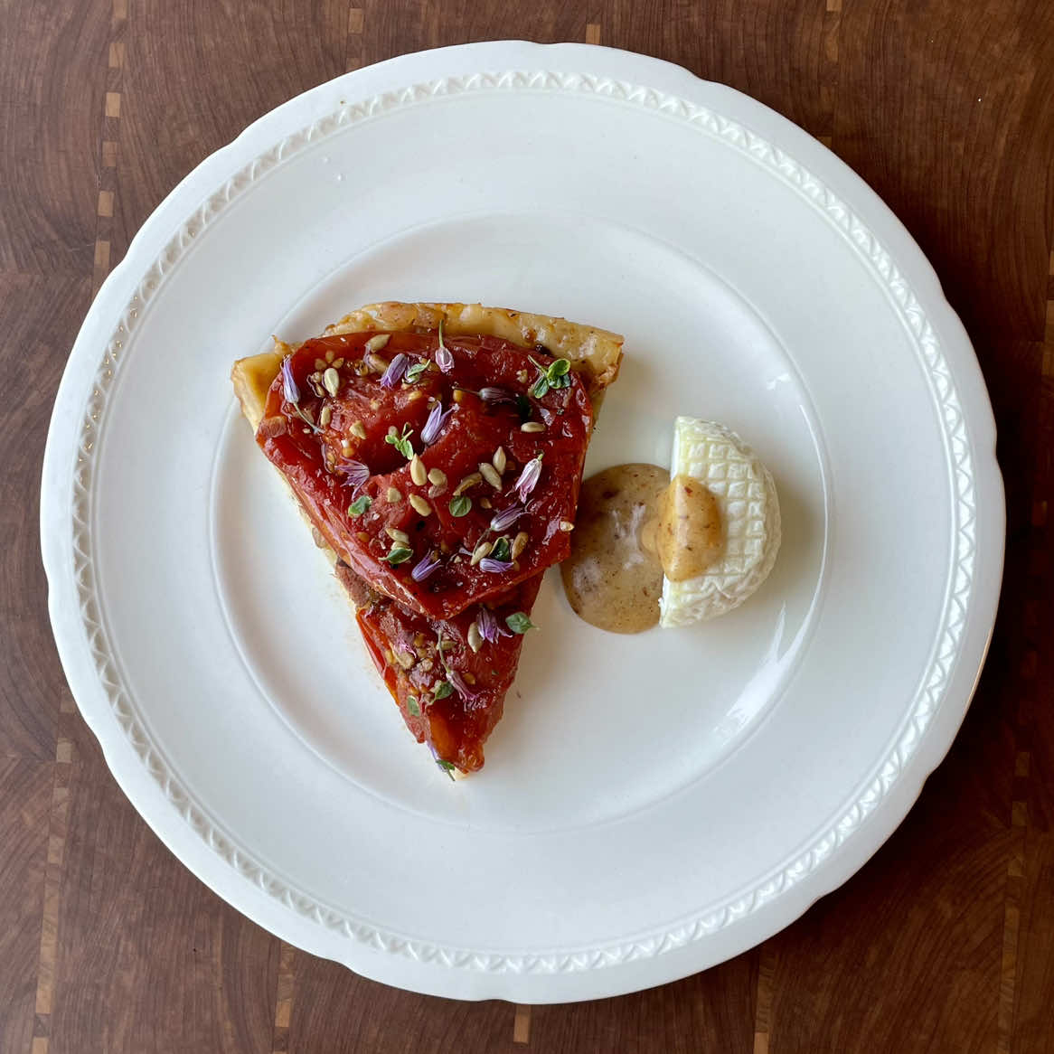 🍅 Tatin de tomates au BBQ • Guanciale • Chèvre & miel épicé 🍅 Recette sur mon post insta, lien en bio ⬆️ La classique tarte au tomate de chez nous mais en mode Tatin et au BBQ 🤷‍♂️  Parfait pour la canicule 🥲 📀: Luther - Journal de quêtes #tarte #tartetatin #tomate #recette #pie #tomato #Recipe #pourtoi #fyp 