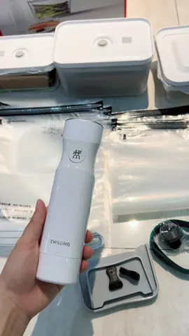 Người đam mê bếp như tuiii thì không thể nào bỏ qua cái món đang trend này đâu ạ. Quá mê. Mê chữ ê ê ê eeeeee. Món hút chân không nhà Zwilling xịn xò, canh sale để hốt bộ 32 món.  🥒🍌 #zwilling #kitchen #mayhutchankhong #yeubep 