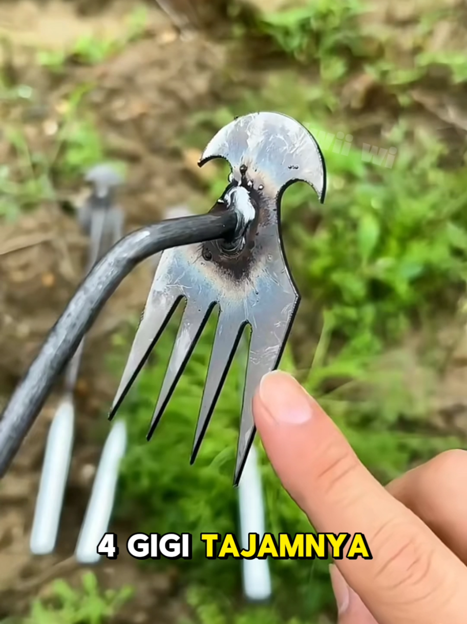 Alat mencabut rumput liar #unik #beritaunik #info 