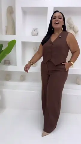 conjunto  alfaiataria Plus site campeão de  vendas   disponíveis  nos tamanhos  G1 G2 G3  e em 4 cores  preto, marrom, mocha,  bege #conjuntoplussize #plusfashion #modajovemplussize #fashionplussize #spfashionweek #estiloplussize 