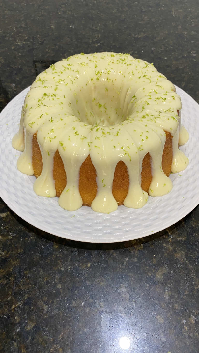 O que dizer desse bolo de limão? Super fofinho, úmido e com aquela cobertura azedinha que derrete na boca 💚 Ingredientes da massa: 250g de açúcar refinado  150g de manteiga  ou margarina 80% de gordura ( usei com sal) 3 ovos  300g de farinha de trigo  10g de fermento ( uma tampinha do potinho) Raspas de dois limões  Para o buttermilk; 150ml de leite integral  50ml de suco de limão  Cobertura: Uma caixinha de leite condensado  40ml de suco de limão  #fy #fyp #foryoupage❤️❤️ #receitasimples #bolodelimao #bolocaseiro 