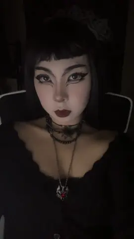 I know u see #goth #gothicgirl #gotica #romanticgoth #makeup #gothmakeup 