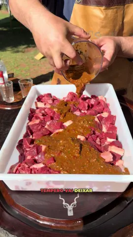 O Tempero Perfeito para um Espetinho Irresistível . Receita: Para 4kg de carne Ingredientes: Líquidos: 	•	1/2 copo americano de shoyu 	•	1/2 copo americano de vinagre 	•	1/2 copo americano de óleo 	•	1/2 copo americano de mostarda Temperos secos: 	•	2 colheres de sopa de sal 	•	1 colher de sopa de chimichurri desidratado 	•	1 colher de sopa de páprica defumada Ingredientes frescos: 	•	6 dentes de alho 	•	1 cebola média 	•	3/4 de maço de cheiro-verde 	•	1 pimenta dedo-de-moça sem sementes . Gostou desse conteúdo sobre churrasco? Já me segue para mais dicas fáceis! Embaixador da maravilhosa @lojaswift Cupom: churrasco na @growthsupplements  Cupom: doutorchurras na @churrasqueiraspratica  Meus molhos são @dmais_alimentos Tags: #churrasco #doutorchurras #churras #espetinho #meat #picanha #alcatra 