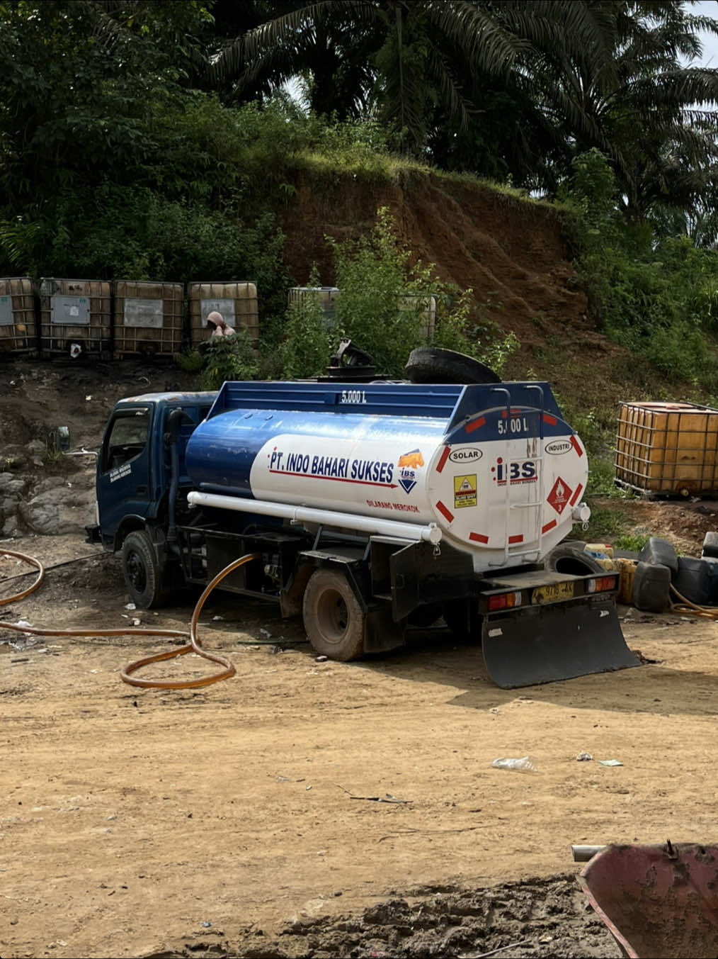 Cuma tidak bisa bukan berarti ga mampu ya lekku🤫🫵🏼 #kurirsolarindustri #tangkisolarkalimantan #supirtangkisolar #tangkiindustri #lintaskalimantan #solarbalapkaltim #lewatberanda #platktiniboss #platktmeresahkan #lewatberandafyp 