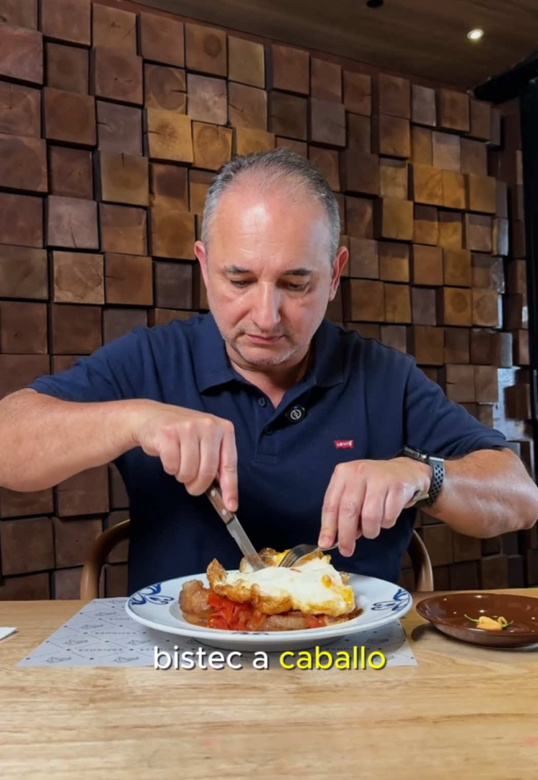 En Espinosa, el bistec a caballo sabe mejor. Bien hecho, con sabor y como debe ser.🥩🥚🍅 #bucaramanga #bucaramangacolombia🇨🇴 #restaurantesbucaramanga #bistecacaballo #bistec #carne 