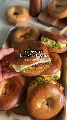 Breakfast Bagels 🥯  This easy recipe is perfect for meal prep and makes busy mornings so much easier ✨ These high-protein breakfast bagel sandwiches are filled with a cottage cheese egg frittata and melted cheddar. A healthy breakfast you can grab and go that keeps you full and actually tastes good! Ingredients: * 8 eggs * 200 g cottage cheese * 2-3 Spring onions, sliced * 1 green pepper, diced * Chives * Salt & pepper * 6 Bagels * 6 slices of cheddar cheese Preheat your oven to 180 degrees Mix the eggs, cottage cheese, spring onion, green pepper, chives, salt & pepper and bake for 15-20 minutes until set. Cut open your bagels and top each half with the frittata, followed by a slice of cheddar cheese and spicy sauce (I used a chipotle mayo). Brush or spray the bagels with oil and bake for another 8-10 minutes, until the cheese is melted Enjoy them straight away or store them for later: Let them cool completely and then wrap them in aluminum foil and store them in the fridge or freezer, and simply reheat them when you want a quick breakfast! #breakfast #bagel #highproteinbreakfast #highproteinrecipe #healthybreakfast #breakfastrecipes #mealprep 